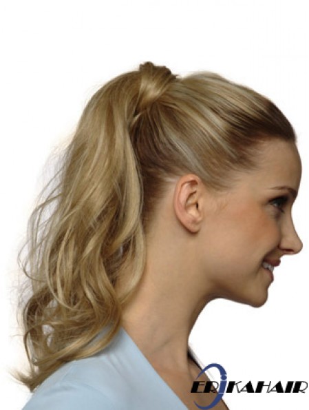 Wunderschöne gewellte blonde Pferdeschwänze